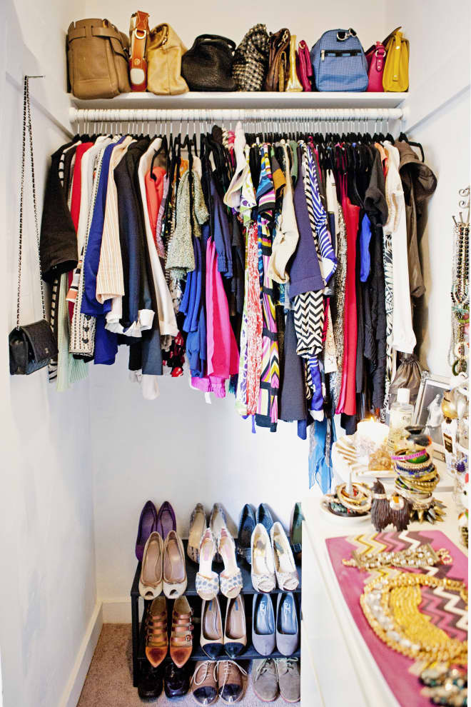 7. Invista em um organizador de sapatos. Pode ser aqueles em cabide, caixas&hellip; O importante &eacute; que eles estejam separados de uma forma que voc&ecirc; encontre facilmente cada par quando precisar.