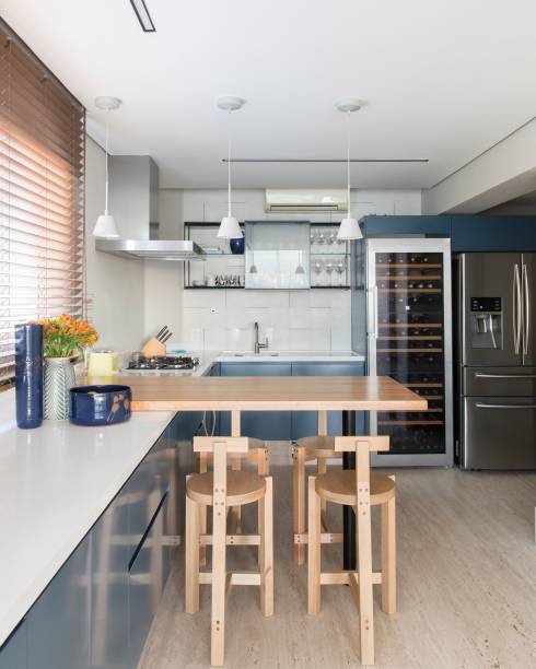 No andar superior, foi criada uma cozinha de apoio à churrasqueira, que aposta na mesma combinação de cores. No andar superior, foi criada uma cozinha de apoio à churrasqueira, que aposta na mesma combinação de cores.