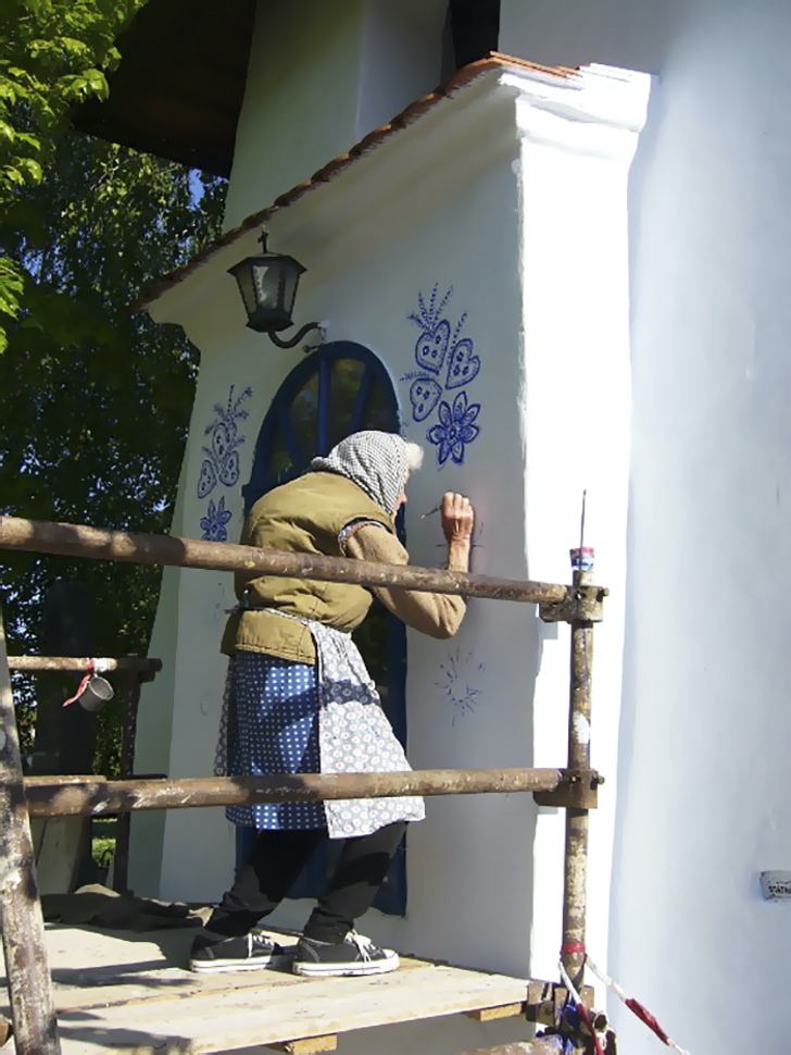 1-avo-de-90-anos-transforma-vilarejo-em-galeria-de-arte-a-ceu-aberto 1-avo-de-90-anos-transforma-vilarejo-em-galeria-de-arte-a-ceu-aberto