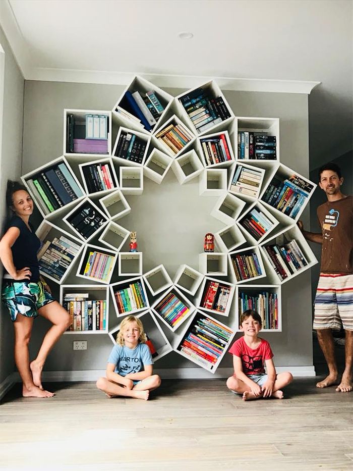 2-diy-casal-constroi-estante-de-livros-a-partir-de-bricolagem 2-diy-casal-constroi-estante-de-livros-a-partir-de-bricolagem