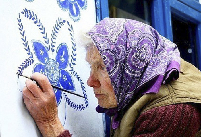4-avo-de-90-anos-transforma-vilarejo-em-galeria-de-arte-a-ceu-aberto 4-avo-de-90-anos-transforma-vilarejo-em-galeria-de-arte-a-ceu-aberto
