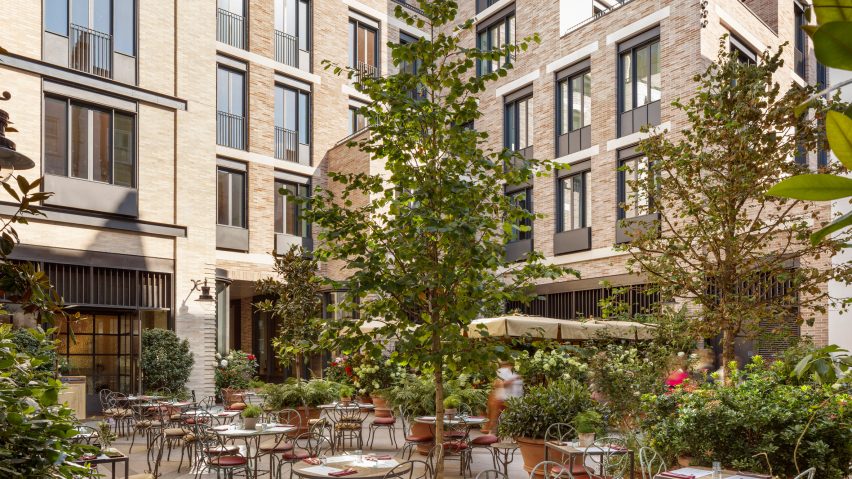 Floral Court, London, por Kohn Pedersen Fox Associates – A Kohn Pedersen Fox Associates repensou uma propriedade histórica no bairro de Covent Garden, em Londres, na Floral Street, como um empreendimento residencial com um pátio público. Chamado Floral Court, os envolvidos transformaram uma antiga sala de reuniões do Corpo de Bombeiros de Westminster em uma entrada para os inquilinos.