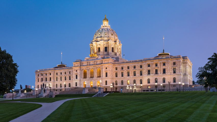 Minnesota State Capitol Restoration, St Paul, por HGA – A Restauração do Capitólio do Estado de Minnesota foi projetada pela empresa americana HGA para o edifício existente em St Paul, que remonta ao século XX. Ele mantinha e restaurava os exteriores de pedra e um elevador de vidro e agregava atualizações modernas.