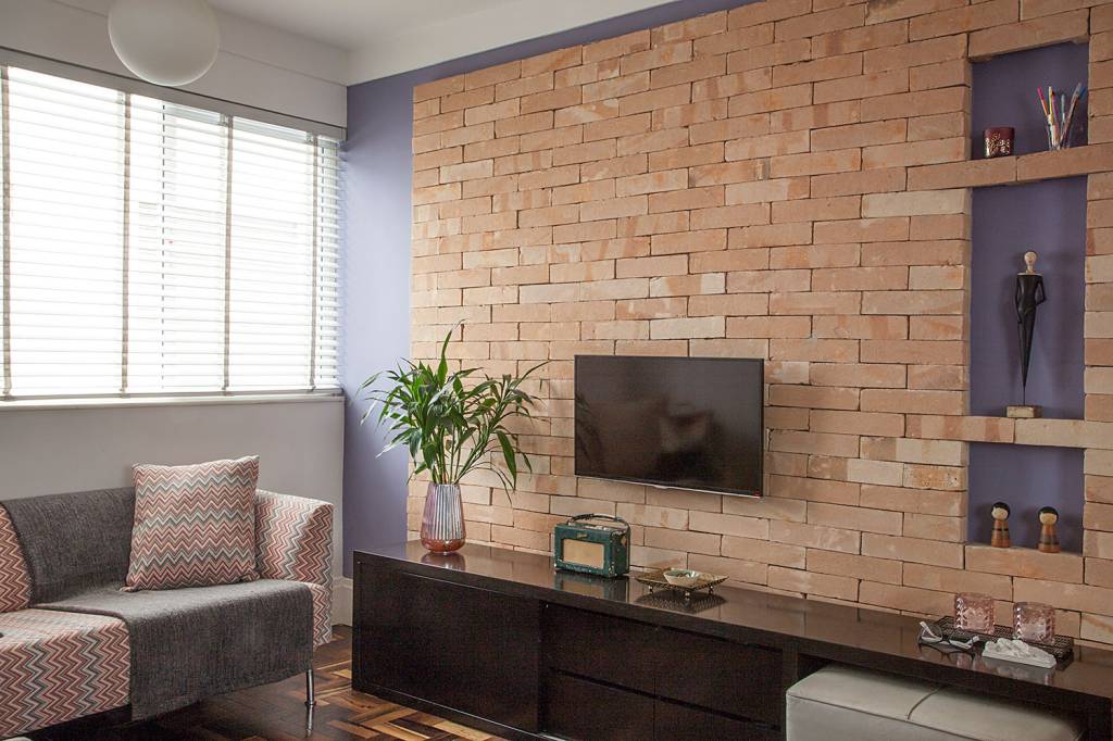 Apartamento de 36 m² com tijolo aparente e roxo “Friends”