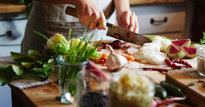 Mão cortando alimentos