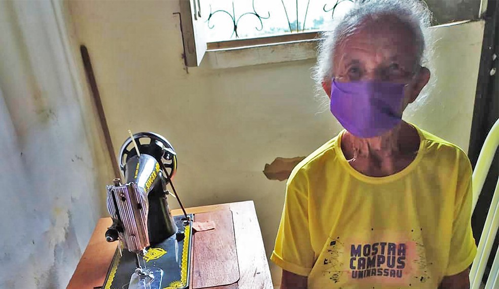Com 87 anos, idosa confecciona máscaras de proteção para doar