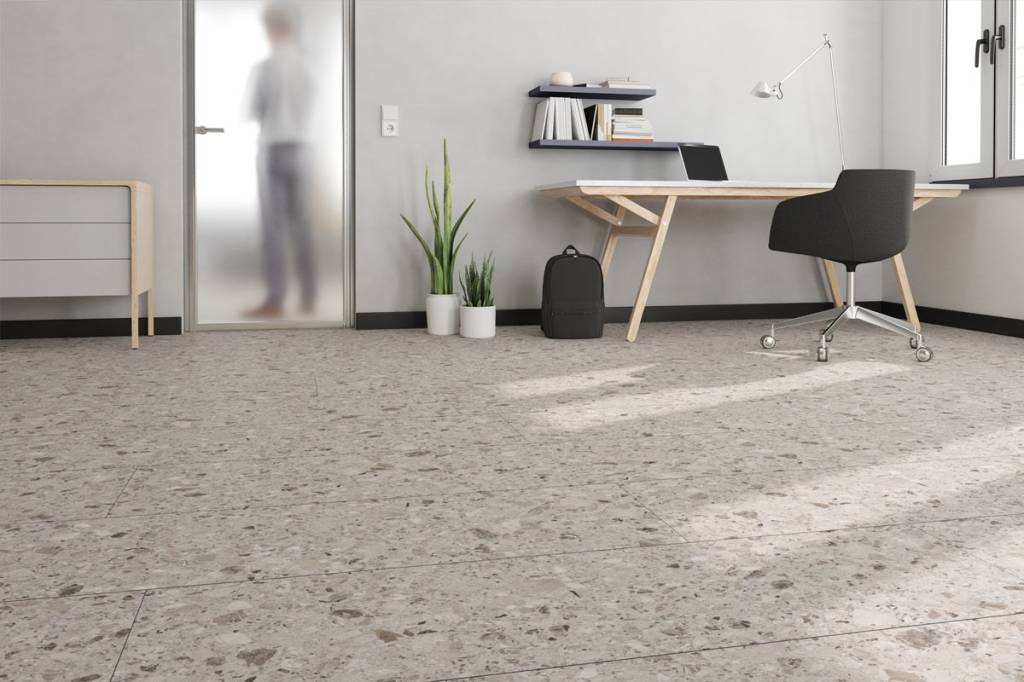 Eucaflor: utilizando um substrato exclusivo, os pisos laminados da linha Eucafloor Gran Elegance s&atilde;o os maiores do mercado, medindo 44,5 x 135,7 cm.
