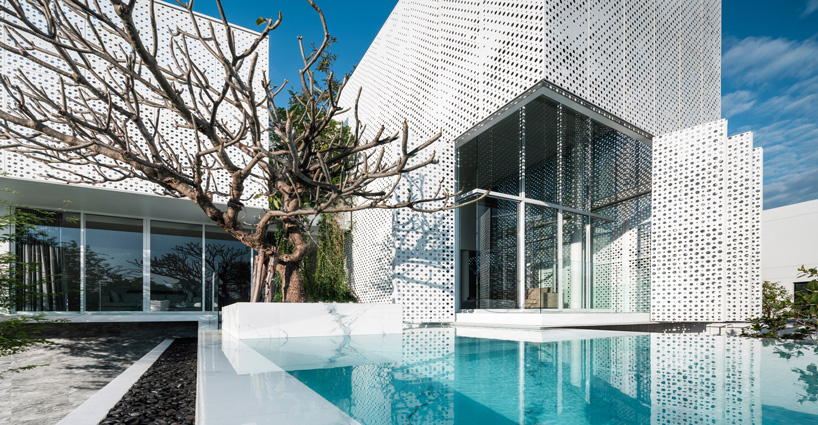 Painéis perfurados simulam folhas de árvore em casa autossustentável