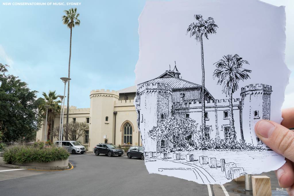 O edif&iacute;cio em forma de castelo do Conservat&oacute;rio de M&uacute;sica parece algo sa&iacute;do de um sonho. Sua hist&oacute;ria de fundo &eacute; quase t&atilde;o surreal. O arquiteto, Francis Howard Greenway, foi para a Austr&aacute;lia como um condenado &agrave; morte por falsificar documentos financeiros. Em 1817, ele foi contratado para projetar novos est&aacute;bulos da Casa do Governo e criou esta fachada em estilo pitoresco g&oacute;tico. O comiss&aacute;rio real ingl&ecirc;s John Bigge condenou a "magnific&ecirc;ncia in&uacute;til" da estrutura, mas deixou o trabalho continuar para n&atilde;o desperdi&ccedil;ar o que havia sido feito. Na conclus&atilde;o, o edif&iacute;cio de Greenway foi considerado as propor&ccedil;&otilde;es erradas para ser muito &uacute;til como um est&aacute;bulo, e foi subutilizado at&eacute; que o arquiteto R. Seymour Wells o converteu no in&iacute;cio do s&eacute;culo XX.