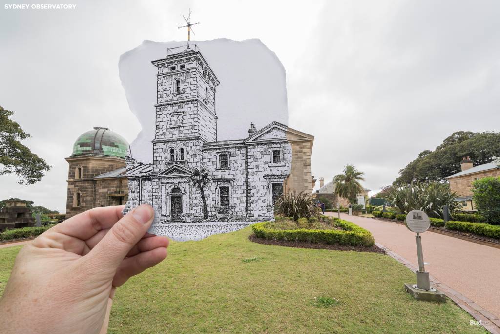 O Observat&oacute;rio de Sidney n&atilde;o &eacute; a primeira esta&ccedil;&atilde;o de observa&ccedil;&atilde;o a ser constru&iacute;da no Observatory Hill. William Dawes estabeleceu um observat&oacute;rio de vida curta em 1788 para avistar um cometa que n&atilde;o se materializou. O primeiro astr&ocirc;nomo do governo da Austr&aacute;lia, William Scott, foi nomeado posteriormente para construir o observat&oacute;rio que pode ser visitado hoje. O edif&iacute;cio de arenito apresenta um estilo renascentista florentino. Suas caracter&iacute;sticas mais not&aacute;veis ​​s&atilde;o as duas c&uacute;pulas telesc&oacute;picas octogonais e a "torre do globo do tempo", da qual uma bola &eacute; jogada todos os dias ao meio-dia, disparando um canh&atilde;o para disparar para indicar a hora da cidade. A bola ainda cai nos tempos modernos, mas agora cai &agrave;s 13h, diariamente.
