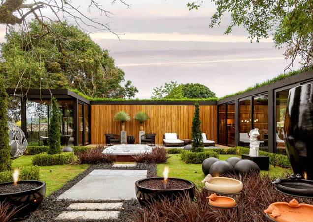 <strong>The Garden Loft, por Rose Campos Martorano, Allan Chierighini e Fábio Silva |</strong> Com um visual cosmopolita e a cozinha gourmet aberta para o lounge, o projeto interage com os ambientes externos e é ótimo para receber amigos. <strong>The Garden Loft, por Rose Campos Martorano, Allan Chierighini e Fábio Silva |</strong> Com um visual cosmopolita e a cozinha gourmet aberta para o lounge, o projeto interage com os ambientes externos e é ótimo para receber amigos.