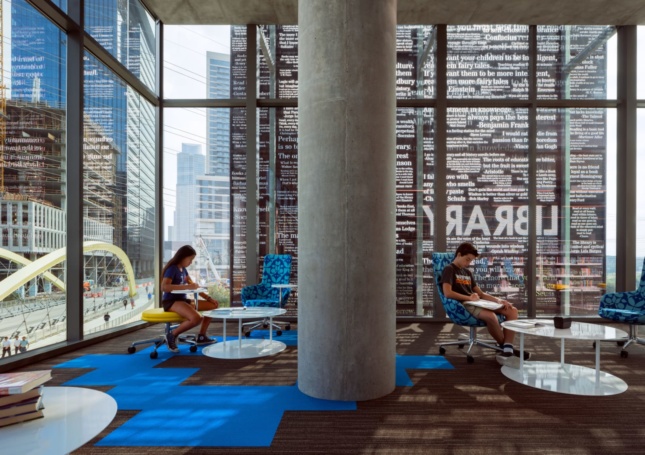 <strong>Biblioteca Central de Austin, Austin, Texas - Flato Architects + Shepley Bulfinch |</strong> Segundo o júri: “o átrio interior cheio de luz tornou-se uma sala de estar para a cidade, aberta à comunidade e a todos os grupos constituintes; o espaço é dinâmico e oferece muitas oportunidades para os cidadãos encontrarem o local certo para ler, estudar, conhecer ou trabalhar”.