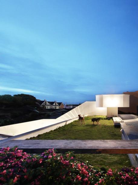 <strong>Casa Hauer, por Estúdio 41 |</strong> Projetada pelo arquiteto Eron Costin, a Casa Hauer chama atenção pelo desenho elegante e livre de ornamentos desnecessários. Em Curitiba, a construção alia o visual contemporâneo com estratégias de eficiência energética e conforto ambiental. <strong>Casa Hauer, por Estúdio 41 |</strong> Projetada pelo arquiteto Eron Costin, a Casa Hauer chama atenção pelo desenho elegante e livre de ornamentos desnecessários. Em Curitiba, a construção alia o visual contemporâneo com estratégias de eficiência energética e conforto ambiental.