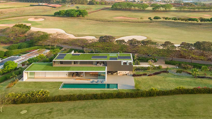 <strong>Casa JY, por Arthur Casas |</strong> Um imóvel de férias, localizado em São Paulo, é composto por dois volumes distintos – aposta do profissional para dividir, de forma estética e irreverente, as áreas sociais e privativas do lar. <strong>Casa JY, por Arthur Casas |</strong> Um imóvel de férias, localizado em São Paulo, é composto por dois volumes distintos – aposta do profissional para dividir, de forma estética e irreverente, as áreas sociais e privativas do lar.