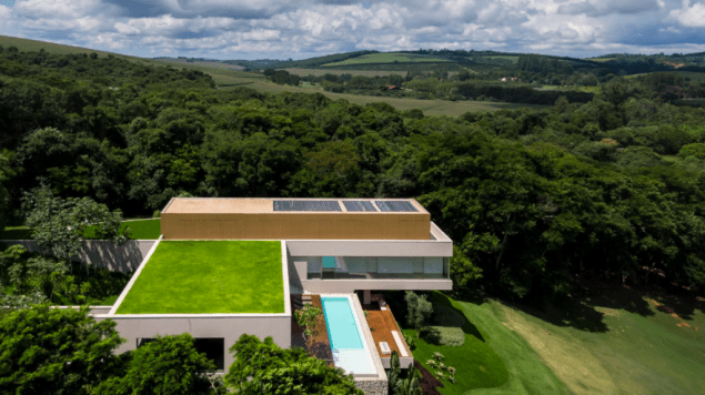 <strong>Casa NVD, por Studio Arthur Casas |</strong> Localizada em Quinta da Baroneza (São Paulo), a Casa NVD tem em seu telhado nada mais e nada menos que um mini campo de golfe e uma piscina cantilever. A casa tem três andares distribuídos em 1.277 m² e volumes em formas de L e T. <strong>Casa NVD, por Studio Arthur Casas |</strong> Localizada em Quinta da Baroneza (São Paulo), a Casa NVD tem em seu telhado nada mais e nada menos que um mini campo de golfe e uma piscina cantilever. A casa tem três andares distribuídos em 1.277 m² e volumes em formas de L e T.