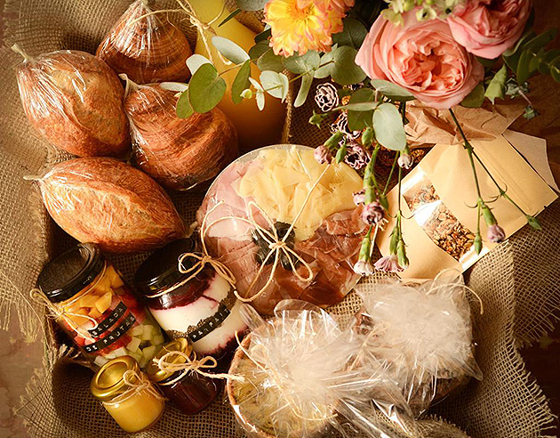 <b>Cesta Brunch Caf&eacute; Bot&acirc;nico e da Galeria Bot&acirc;nica: </b><span style="font-weight:400;">Buqu&ecirc; de flores por Gabriela Nora da Galeria Bot&acirc;nica /&nbsp; Suco natural (laranja) ou &aacute;gua de coco / Quiche de cebola caramelizada / Bolo de chocolate com caf&eacute; e nibs de cacau / Parfait de iogurte artesanal com frutas vermelhas / Salada de frutas da esta&ccedil;&atilde;o / Granola da casa com castanhas / Geleia caseira de frutas do bosque / Manteiga da fazenda com flor de sal / Croissants e p&atilde;es St. Chico / Sele&ccedil;&atilde;o de frios. ***Para 2 pessoas. </span><i><span style="font-weight:400;">Pre&ccedil;o: R$ 390</span></i>