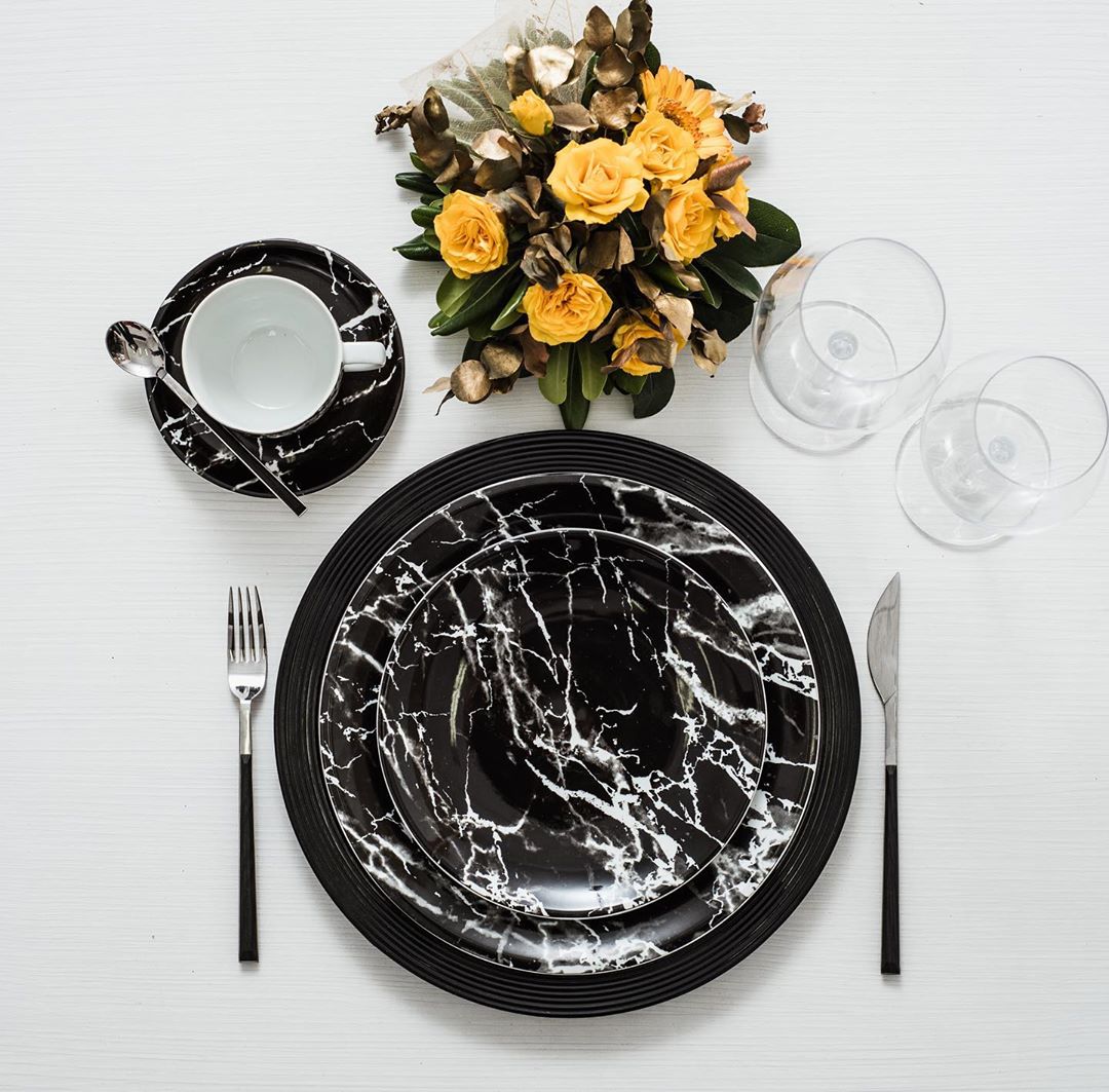 <b>Conj. com 3 pe&ccedil;as &Ocirc;nix Negro Larakasashop: </b><span style="font-weight:400;">Prato para sobremesa 21 cm / Caneca 225 ml / Bowl 500 ml / Em porcelana. </span><i><span style="font-weight:400;">Pre&ccedil;o: 37,90 (o kit)</span></i>
