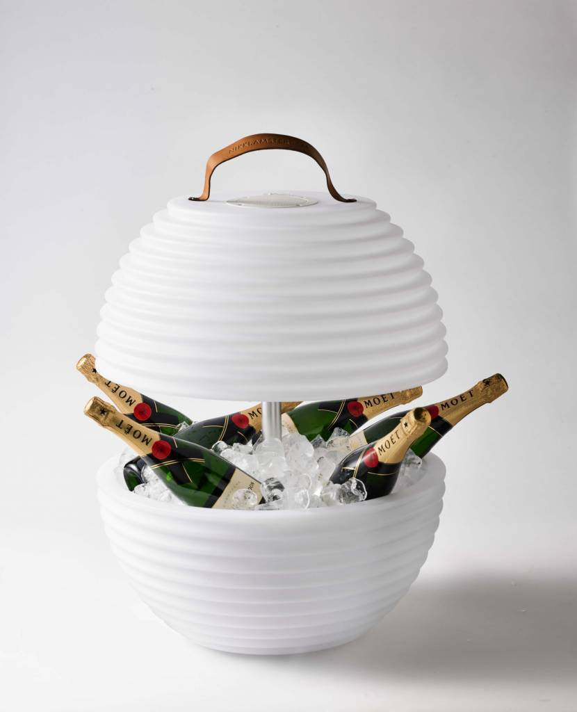 <b>Cooler/Abajur Design 1P com al&ccedil;a de couro/aba By Kamy: </b><span style="font-weight:400;">Medida: 27cm x 27cm x 36cm / Material: 100% polietileno. </span><i><span style="font-weight:400;">R$ 712</span></i>