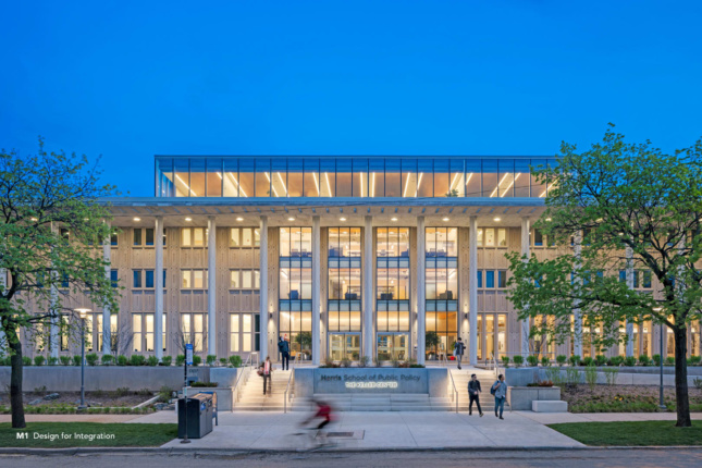 <strong>Keller Center na Harris School of Public Policy, Chicago - Farr Associates e Woodhouse Tinucci Architects |</strong> De acordo com o júri: “a abertura das placas do piso para criar um átrio comunitário maior e cheio de luz torna o interior expansivo. Essa intervenção de projeto nos ensina uma lição importante sobre como transformar esses grandes edifícios existentes em placas de piso em espaços saudáveis, desejáveis ​​e cheios de luz”.