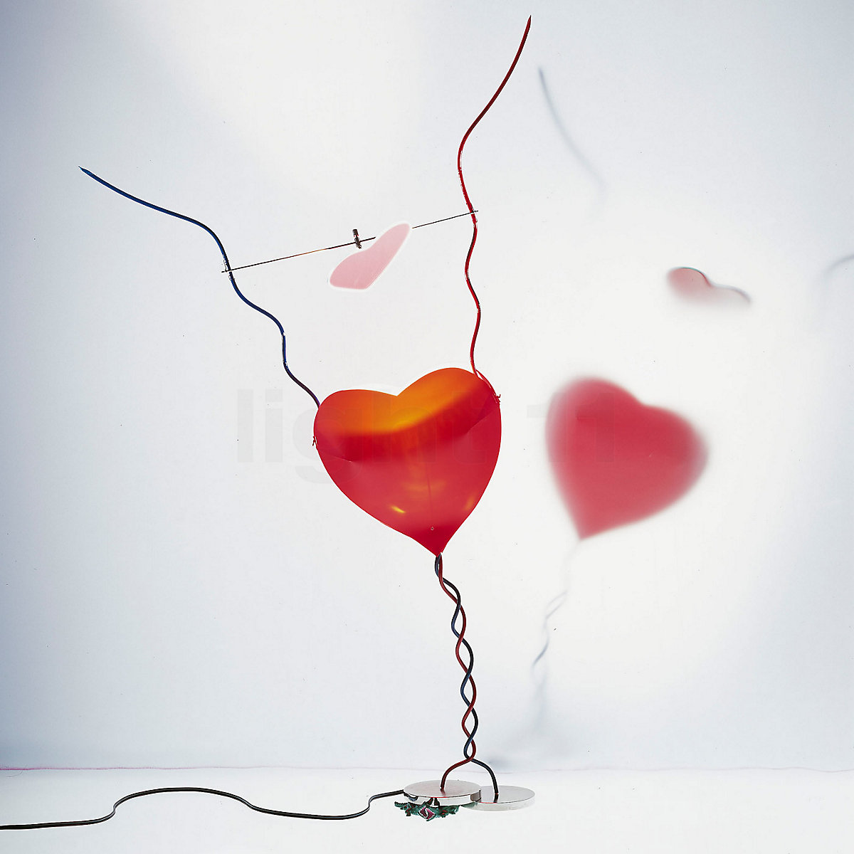<span><strong>Lumin&aacute;ria One From The Heart |</strong> Feita em metal, pl&aacute;stico e com um espelho de vidro ajust&aacute;vel, a primeira concep&ccedil;&atilde;o da pe&ccedil;a foi como presente de casamento a amigos.&nbsp;<em>Por R$ 6.800</em></span>
