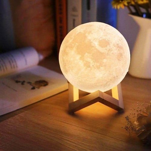 <b>Lumin&aacute;ria Lua Cheia I Wanna Sleep: </b><span style="font-weight:400;">Um detalhe que pode fazer a diferen&ccedil;a na decora&ccedil;&atilde;o do quarto, a lumin&aacute;ria lua cheia &eacute; um item que leva uma sensa&ccedil;&atilde;o &uacute;nica, afinal, possui um design realista e boa luminosidade para ajudar na hora do descanso. </span><i><span style="font-weight:400;">R$ 129,90</span></i>