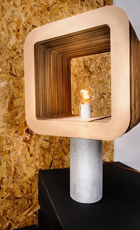 <b>Lumin&aacute;ria Pirulito Mula Preta: </b><span style="font-weight:400;">Formas modernas, limpas e constru&iacute;da com materiais como papel&atilde;o e concreto reutilizado de constru&ccedil;&otilde;es s&atilde;o fatores que fazem dela uma pe&ccedil;a atrativa e atual. </span><i><span style="font-weight:400;">R$ 1190</span></i>