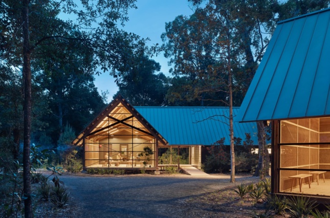 <strong>Centro de Educação Marinha do Laboratório de Pesquisa da Costa do Golfo, Ocean Springs, Mississippi - Flato Architects em associação com Unabridged Architecture |</strong> De acordo com o júri: “o cuidado atencioso da equipe de design é mostrado em todos os lugares. O complexo é ordenado não por uma imposição de algum tipo de construção, mas por encontrar locais que causem danos mínimos e que estariam acima da planície de inundação e permaneçam inerentemente resistentes”.