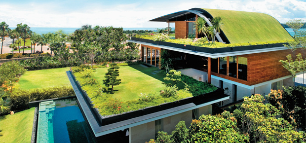 <strong>Meera House, por Guz Wilkinson |</strong> Na ilha de Sentosa, no sul de <span>Singapura</span>, a casa materializou a busca de uma família hindu por privacidade e verde de sobra. “Assim, até nos andares superiores temos a sensação de estarmos no térreo, conectados com o jardim”, explica o arquiteto. <strong>Meera House, por Guz Wilkinson |</strong> Na ilha de Sentosa, no sul de <span>Singapura</span>, a casa materializou a busca de uma família hindu por privacidade e verde de sobra. “Assim, até nos andares superiores temos a sensação de estarmos no térreo, conectados com o jardim”, explica o arquiteto.