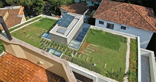 <strong>Residencial Magui (Restauração), por Tamabi Arquitetura |</strong> Construído nos anos 1950, passou por restauração para ganhar um novo pavimento: uma cobertura moderna com telhado verde <strong>Residencial Magui (Restauração), por Tamabi Arquitetura |</strong> Construído nos anos 1950, passou por restauração para ganhar um novo pavimento: uma cobertura moderna com telhado verde