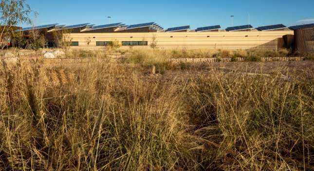 <strong>Porto de entrada terrestre nos EUA, Columbus, Novo México - Richter Architects |</strong> De acordo com o júri: “um porto de entrada é um tipo de construção desafiador. Os designers deste projeto não apenas enfrentaram este desafio, mas alcançaram mais ao nos mostrar como a arquitetura de qualquer tipo pode tornar os ambientes humanos saudáveis ​​e dignos. Este é um edifício pensativo e durável, feito para durar”.