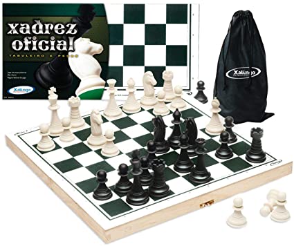 <b>Xadrez com pe&ccedil;as oficiais Xalingo:</b><span style="font-weight:400;"> Tabuleiro em madeira reflorestada (40 x 40 cm) com pe&ccedil;as de pl&aacute;stico (chumbadas), saco para guardar as pe&ccedil;as do jogo. Possui regras b&aacute;sicas. </span><i><span style="font-weight:400;">Pre&ccedil;o: R$ 151.</span></i>