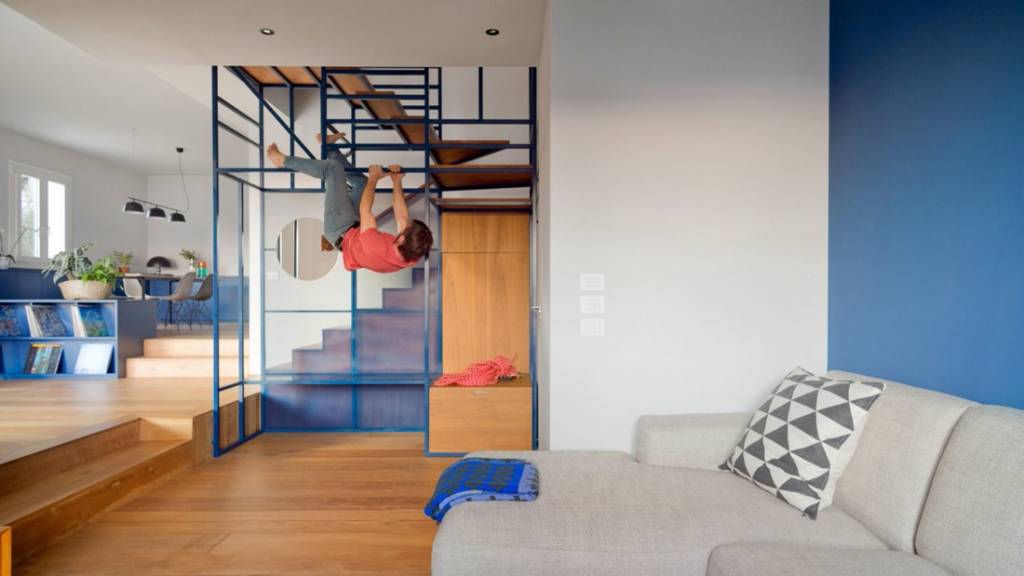 Casa colorida e com uma escada lúdica Casa colorida e com uma escada lúdica