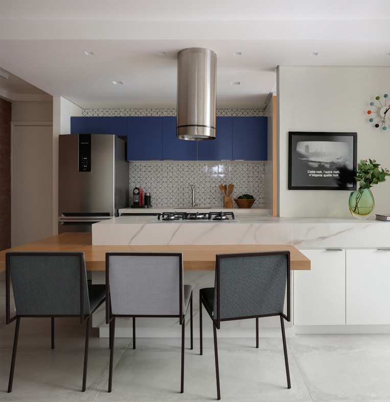 Cozinha integrada; cozinha americana; bancada de mármore; coifa; armário azul