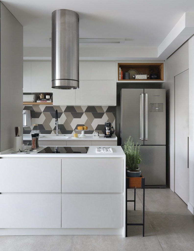 Cozinha integrada; cozinha americana; bancada branca; coifa; backsplash azulejo cinza