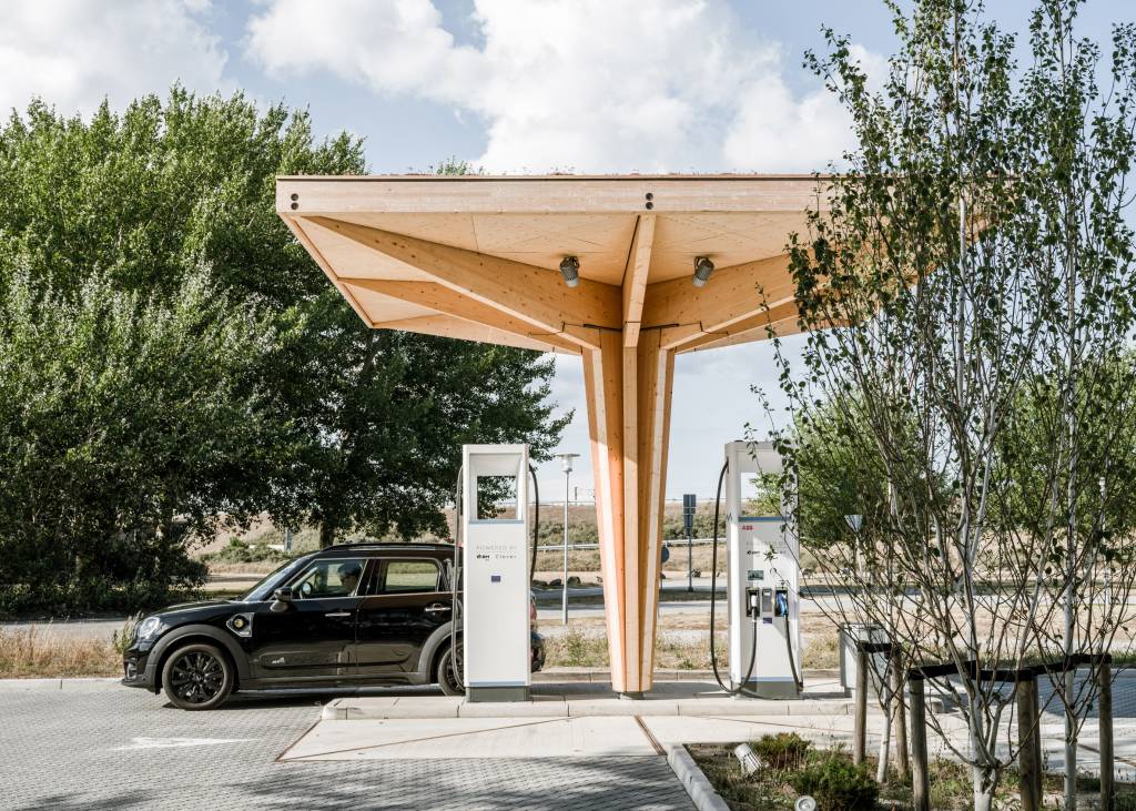 arquitetos-projetam-posto-para-carros-eletricos-feito-de-madeira-casa.com-4 arquitetos-projetam-posto-para-carros-eletricos-feito-de-madeira-casa.com-4