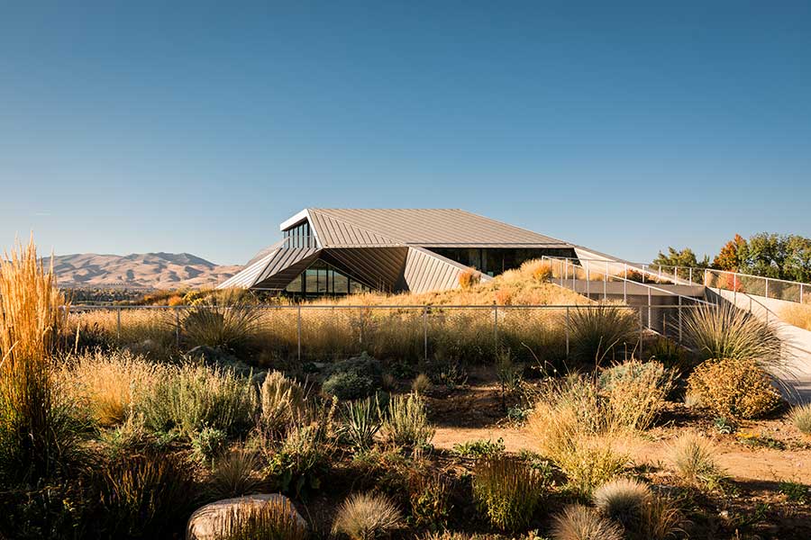 Casa no deserto de Nevada com arquitetura ecológica