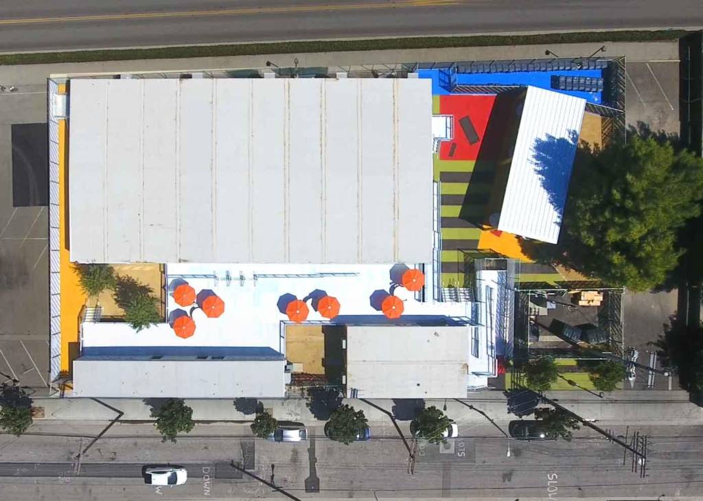 estacionamento-em-los-angeles-vira-abrigo-temporario-para-moradores-de-rua-casa.com-2 estacionamento-em-los-angeles-vira-abrigo-temporario-para-moradores-de-rua-casa.com-2