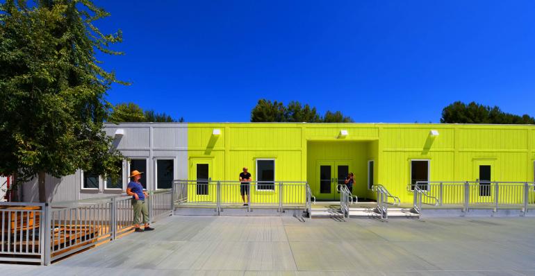 estacionamento-em-los-angeles-vira-abrigo-temporario-para-moradores-de-rua-casa.com-4 estacionamento-em-los-angeles-vira-abrigo-temporario-para-moradores-de-rua-casa.com-4