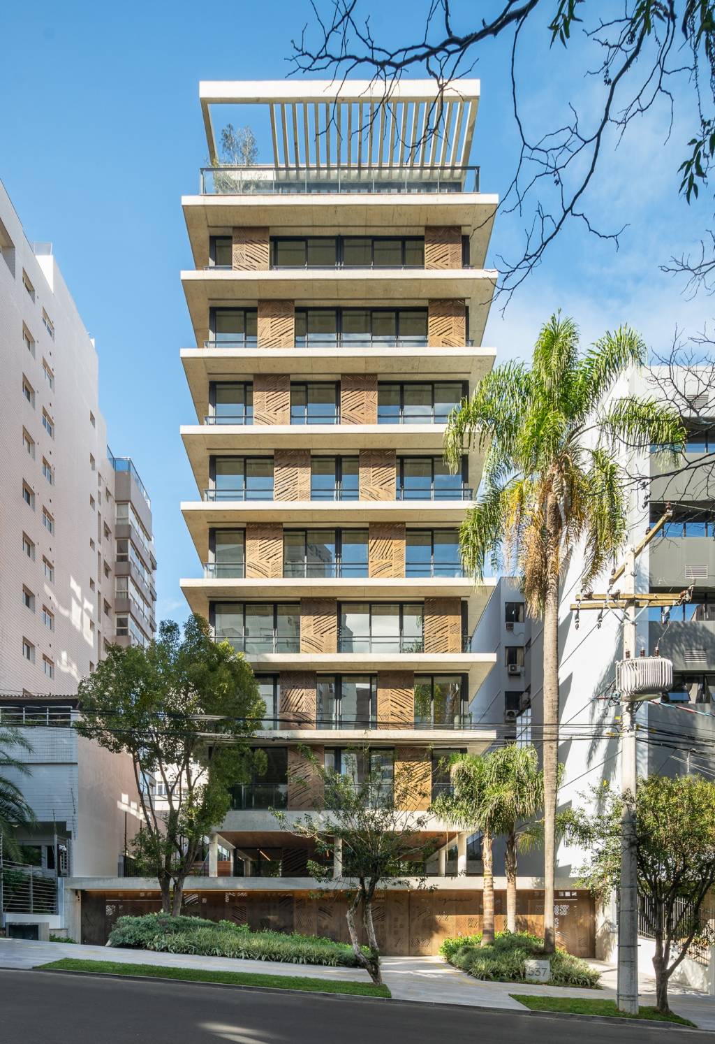 Heloisa Crocco cria painéis para a fachada de um prédio em Porto Alegre