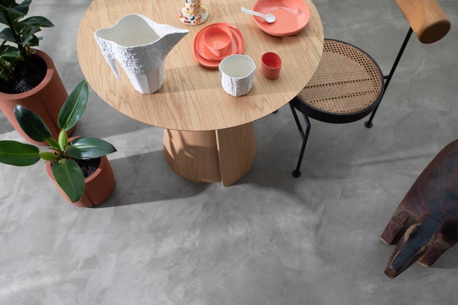 Mesa Volta, design Guilherme Wentz para Wentz Furniture; cadeira Torno, design Gustavo Bittencourt na Herança Cultural; jarra, cumbuca e colher da série Luz e Sombra, design Nicole Toldi; pratos e copos da série Lagos e prato da série Líquida, design Heloisa Galvão; candelabro Floresta Marfim, design Paula Juchen, na Dpot Objeto; Totem do artista Celio Souza, na Expedição Galeria (Fortaleza); vasos Karajá, design André Lenza para Vasap; banco indígena do Xingú, da Arte Tribal, na Feira na Rosenbaum. Produção Michell Lott. Mesa Volta, design Guilherme Wentz para Wentz Furniture; cadeira Torno, design Gustavo Bittencourt na Herança Cultural; jarra, cumbuca e colher da série Luz e Sombra, design Nicole Toldi; pratos e copos da série Lagos e prato da série Líquida, design Heloisa Galvão; candelabro Floresta Marfim, design Paula Juchen, na Dpot Objeto; Totem do artista Celio Souza, na Expedição Galeria (Fortaleza); vasos Karajá, design André Lenza para Vasap; banco indígena do Xingú, da Arte Tribal, na Feira na Rosenbaum. Produção Michell Lott.