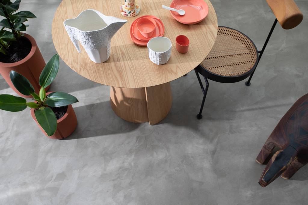 Mesa Volta, design Guilherme Wentz para Wentz Furniture; cadeira Torno, design Gustavo Bittencourt na Heran&ccedil;a Cultural; jarra, cumbuca e colher da s&eacute;rie Luz e Sombra, design Nicole Toldi; pratos e copos da s&eacute;rie Lagos e prato da s&eacute;rie L&iacute;quida, design Heloisa Galv&atilde;o; candelabro Floresta Marfim, design Paula Juchen, na Dpot Objeto; Totem do artista Celio Souza, na Expedi&ccedil;&atilde;o Galeria (Fortaleza); vasos Karaj&aacute;, design Andr&eacute; Lenza para Vasap; banco ind&iacute;gena do Xing&uacute;, da Arte Tribal, na Feira na Rosenbaum. Produ&ccedil;&atilde;o Michell Lott.