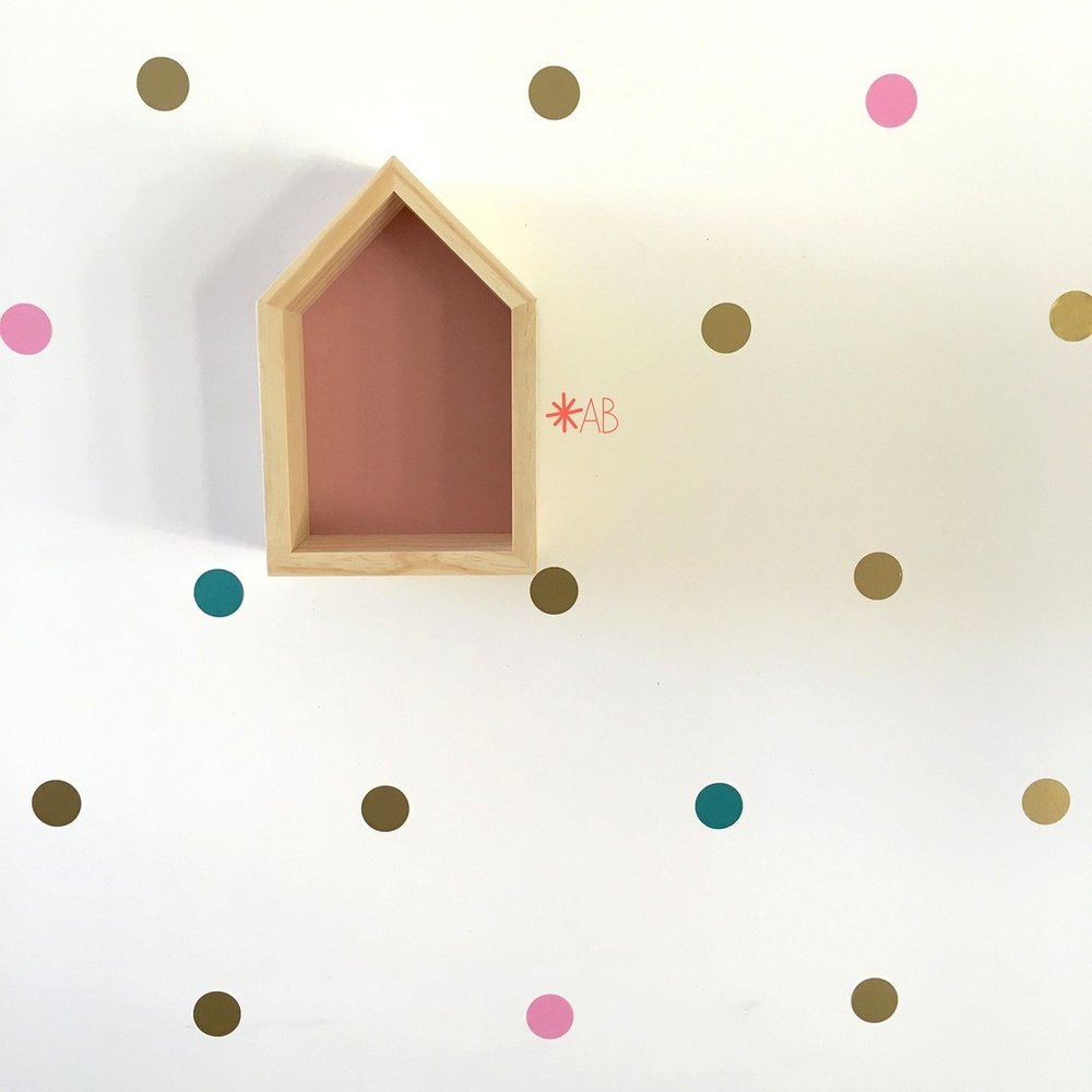 Adesivo de parede de bolinhas, do Ateli&ecirc; Baob&aacute;: <a href="https://www.ateliebaoba.com.br/decoracao/adesivodeparede/bolinhas">R$ 10</a>