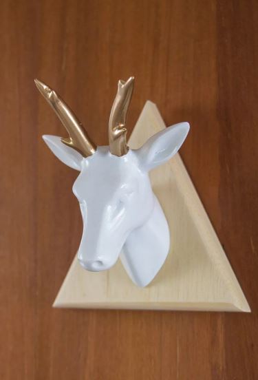 Cabe&ccedil;a de alce para parede, na Ziovara: <a href="https://www.ziovara.com.br/cabeca-alce-decorativa">R$ 49,90</a>