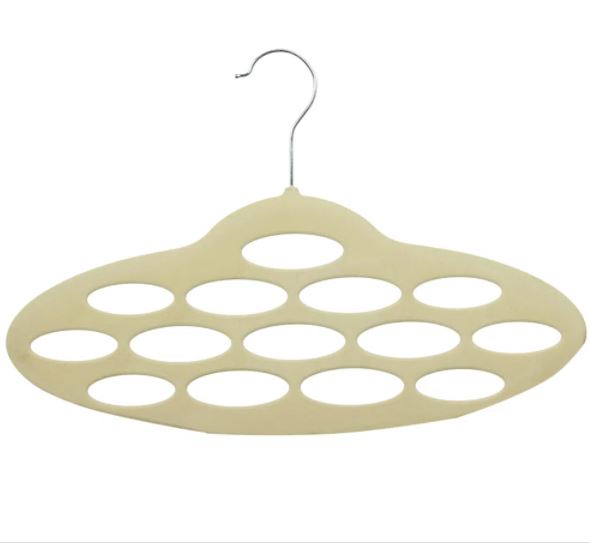 Cabide oval para len&ccedil;os e gravatas, da Tok&Stok: <a href="https://www.tokstok.com.br/ii-cabide-oval-lenco-bege-flok/p">R$ 2,90</a>