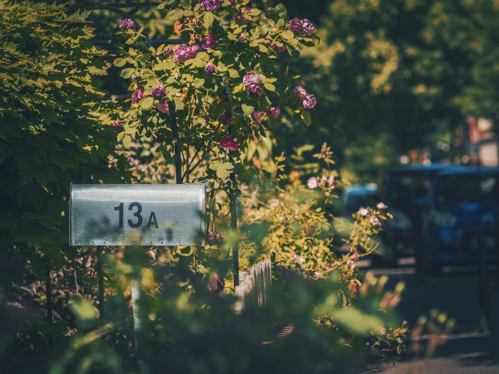 Caixa de correio em um jardim