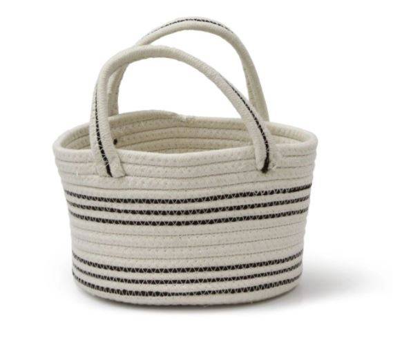Cesto de algod&atilde;o com al&ccedil;as, da Artex: <a href="https://artex.com.br/pr/cesto-com-alcas-boho/MUMULCESPP20AR">R$ 29,90</a>