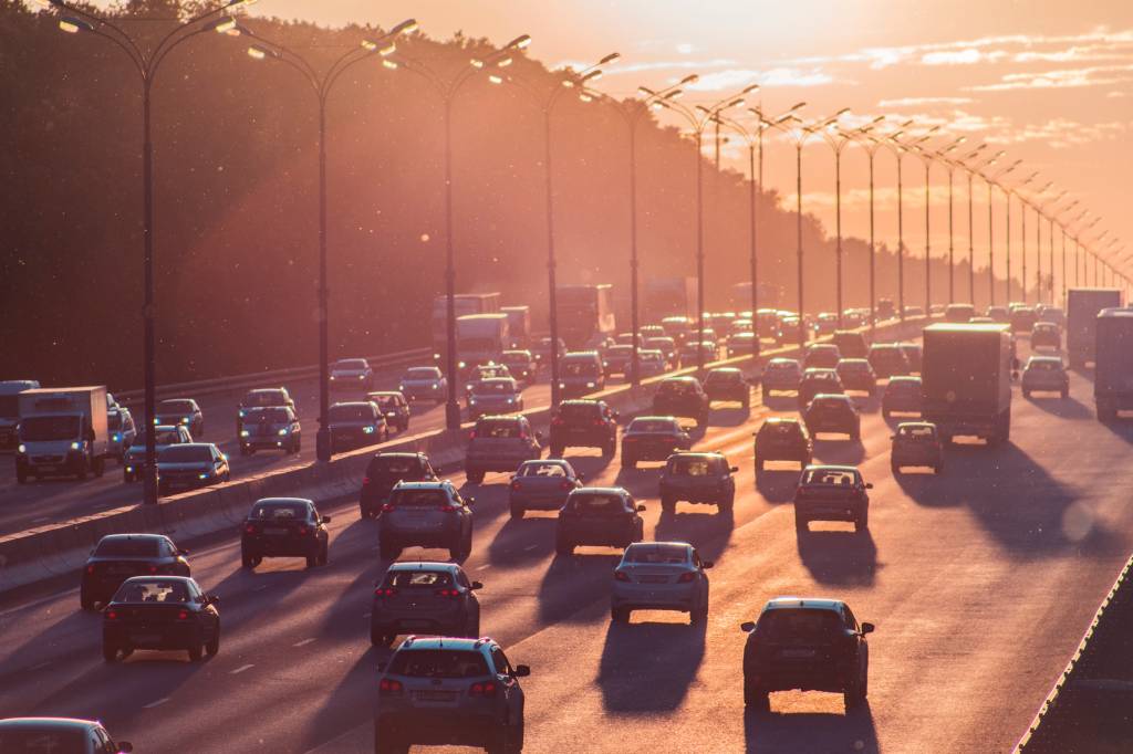 cidades-menos-barulhentas-para-morar Estrada com carros