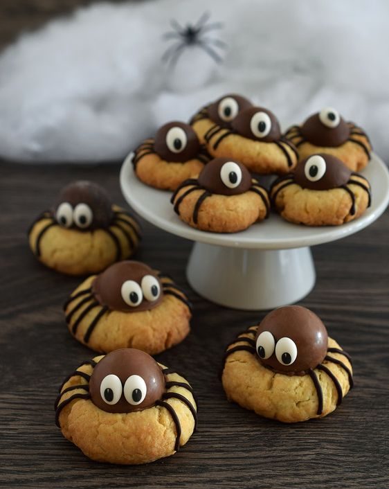 cookies-de-halloween-directo-al-paladar Cookies com trufa de chocolate em cima simulando uma aranha
