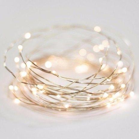 Cord&atilde;o de luz com dois metros, da L3 Store: <a href="https://www.l3store.com.br/cordao-de-cobre-luz-de-fada-2-metros-20-leds">R$ 19,90</a>
