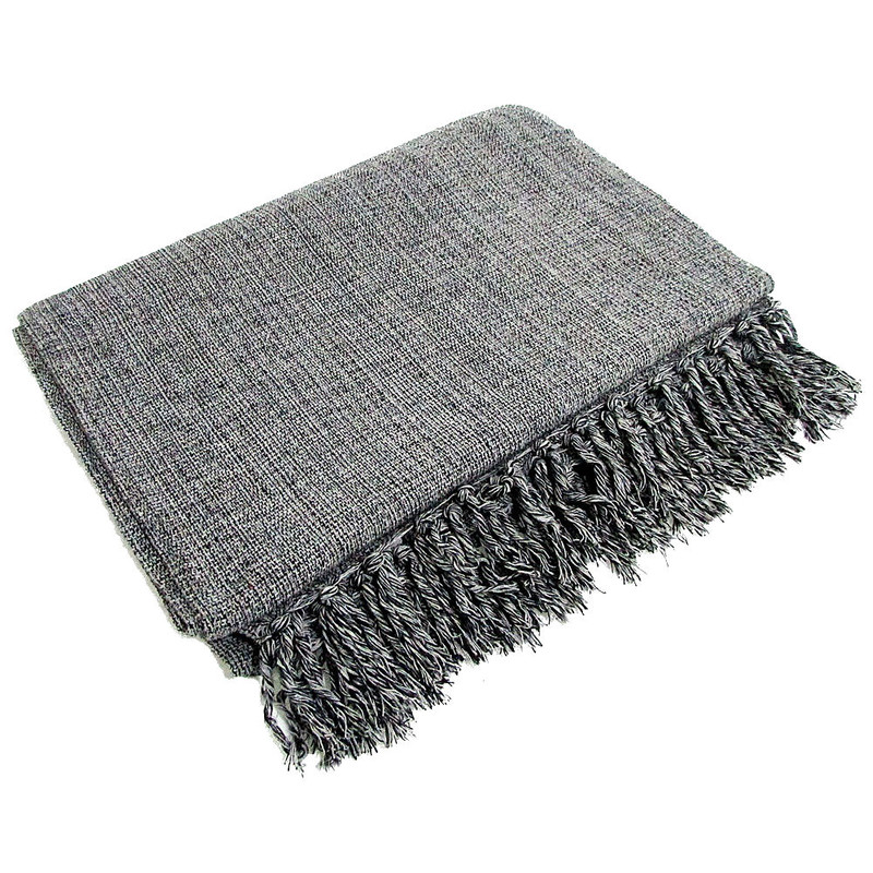 Manta de algod&atilde;o para sof&aacute;, na MadeiraMadeira: <a href="https://www.madeiramadeira.com.br/manta-para-sofa-em-algodao-2-40-x-1-80-m-cinza-mesclado-1554339.html">R$ 49,90</a>